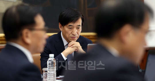 이주열 한국은행 총재가 14일 서울 남대문로 한국은행에서 열린 금융통화위원회에 참석해 생각에 잠겨있다. 유동일기자 eddieyou@